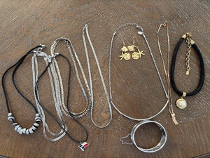 lot 28 image: Jewelry