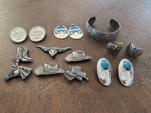 lot 30 image: Jewelry