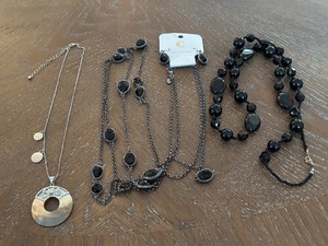 lot 36 image: Jewelry