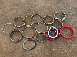 lot 39 image: Bracelets
