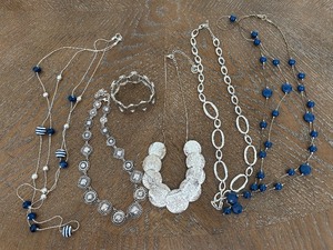 lot 42 image: Jewelry