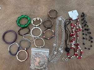 lot 43 image: Assorted Jewelry