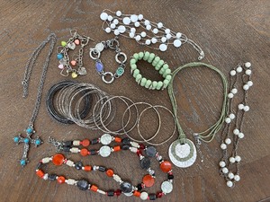 lot 44 image: Assorted Jewelry