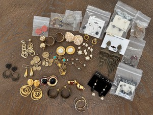 lot 46 image: Earrings