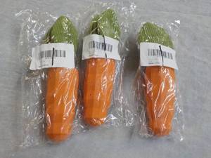lot 114 image: Carrot Shaped Dog Chews 8 Long...