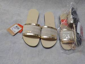 lot 220 image: 2 pair Havaianas size 6 sandals...