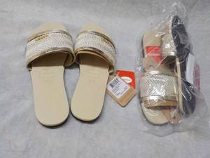 lot 221 image: 2 pair Havaianas size 6 sandals...