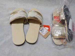 lot 222 image: 2 pair Havaianas size 6 sandals...
