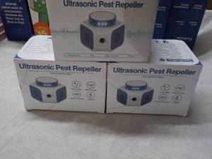 lot 225 image: 3 Ultra Sonic Pest Repellers...