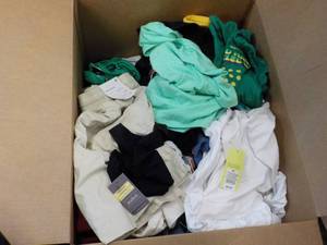 lot 262 image: Large box of new overstock summer c...