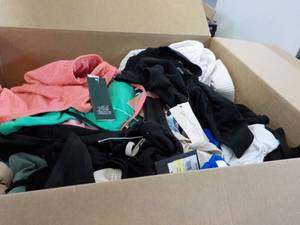 lot 265 image: Large box of new overstock summer c...