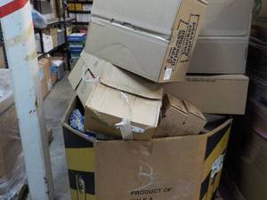 lot 281 image: Pallet of new overstock and unclaim...