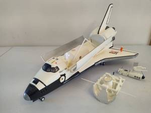 lot 9 image: Model of Discovery Space Shuttle