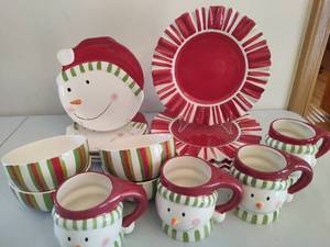 lot 22 image: Whimsey Snowman 16pc Holiday Dinnerware Set