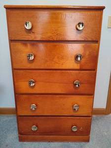 lot 44 image: Vintage Wood 5 Drawer Dresser
