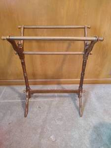 lot 47 image: Wooden Quilt Rack