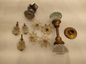 lot 33 image: Assortment of Vintage PullsKnobs