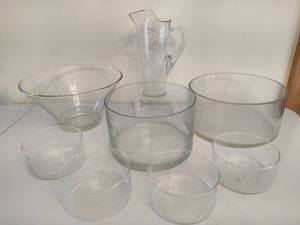 lot 96 image: Contemporary Clear Glass Serving Pieces