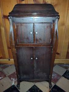 lot 151 image: Victor Victrola Antique Phonograph CabinetRecord Player