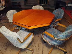 lot 156 image: Octagonal PokerGame Table  Five Chairs