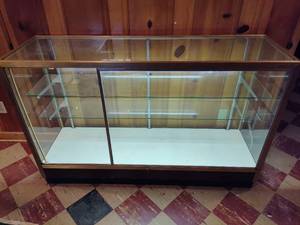 lot 159 image: Lighted GlassMetal Display Case