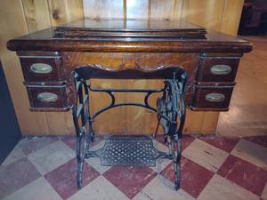 lot 164 image: Davis Vertical Feed Treadle Sewing Machine