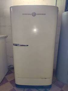 lot 169 image: Super Vintage General Electric Refrigerator