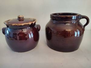 lot 193 image: Hull Pottery Bean Pot & Unmarked Pot