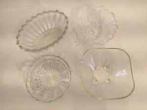 lot 224 image: Medium Sized Clear GlassCrystal Serving Pieces