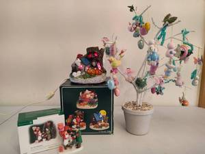 lot 233 image: Halloween, Easter & Valentine Decor