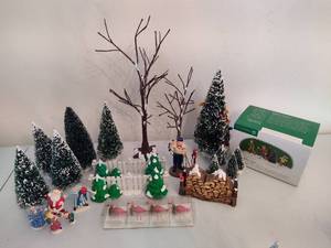 lot 246 image: Department 56 Holiday FigurinesStatues for Villages