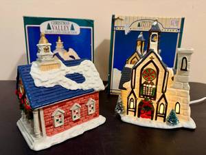 lot 128 image: Christmas Valley Hollyshire Place and Heartland Collection Lighted Houses