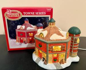 lot 130 image: Dickens Collectables Towne Series Hand Painted Porcelain Lighted House