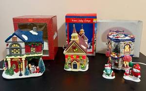 lot 135 image: Assorted Christmas Light Up Houses