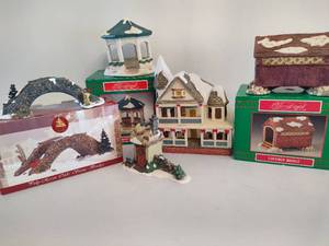 lot 146 image: Christmas Village Accessory Pieces