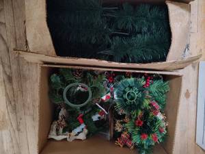 lot 240 image: Mystery Lot of Holiday Decor