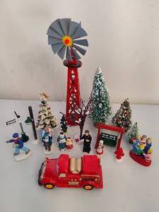 lot 253 image: Assorted Holiday Village Figurines