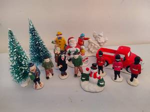 lot 252 image: Assortment of Holiday Figurines