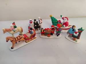 lot 254 image: Assorted Holiday Village Figurines