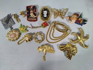 lot 314 image: Lot of Costume Brooches - Many Stamped