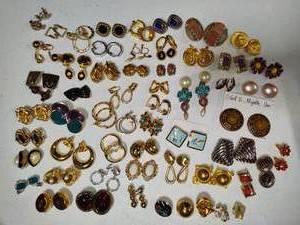 lot 315 image: Large Lot of Vintage Earrings - All Clip