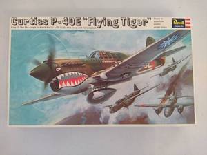 lot 269 image: Curtiss P-40E Flying Tiger Model Airplane Set