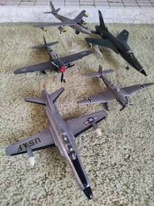 lot 289 image: Lot of Vintage Model Airplanes