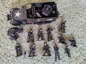 lot 287 image: Vintage Army Truck wSmall Army Figurines