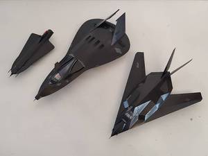 lot 279 image: Stealth Bomber Model Airplanes
