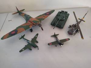 lot 281 image: Military Model Tanks, Helicopter & Airplanes