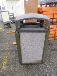 lot 31 image: Outdoor Trash Can with Receptacle