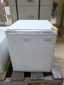 lot 131 image: Magic Chef Mini Refrigerator
