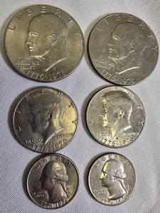 lot 15 image: 1776-1976 Bicentennial Coins 2 Eisenhower Dollars, 2 Kennedy Half Dollars, and 2 Washington Quarters.