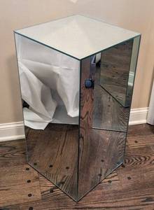 LR - Mirrored Display Pedestal